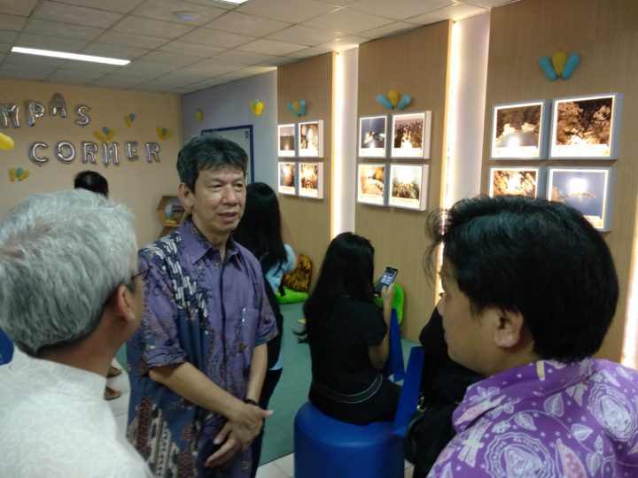 Direktur Bisnis Kompas Lukas Widjaja (kedua dari kiri) berbincang dengan Rektor Unika Soegijapranata, Semarang, Jawa Tengah, Ridwan Sanjaya (paling kanan) di ruang Kompas Corner, Jumat (6/4/2018).