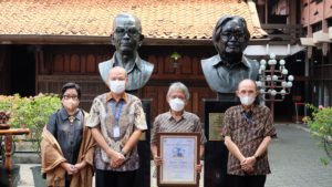 patung perintis Kompas Gramedia